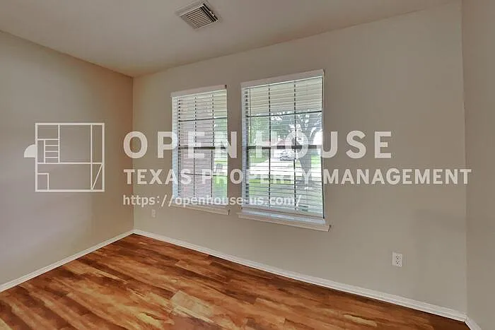 4 bed, 2.5 bath, 2639 sqft, $2,145 — Photo 4