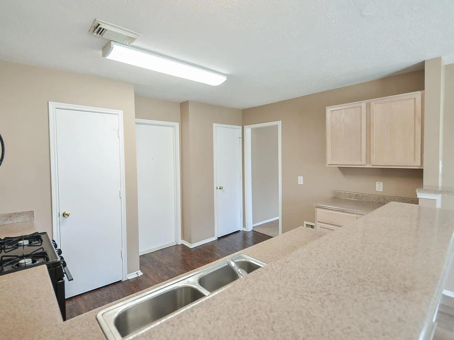 4 bed, 2.5 bath, 1756 sqft, $1,950 — Photo 2