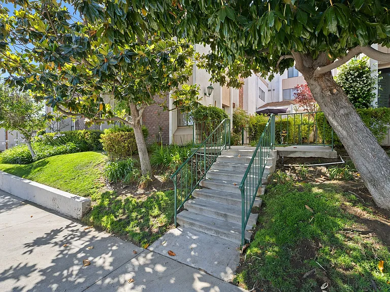 17106 Burbank Blvd — Photo 39