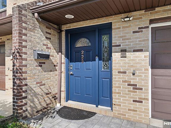 2nd image of 223 Grantwood Blvd #223