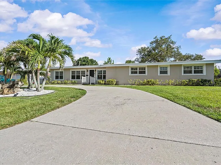 327 Sunny Ln — Photo 39