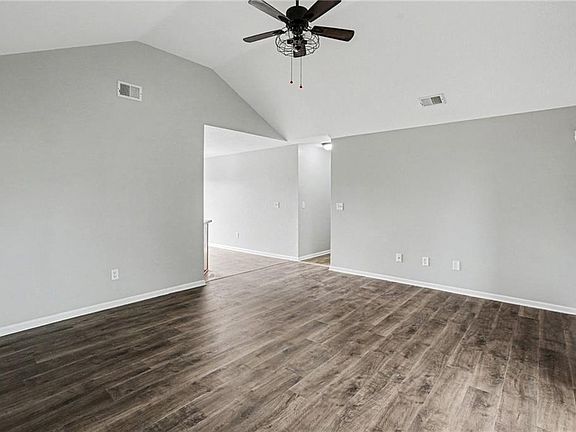4th image of 420 SW Graystone Dr