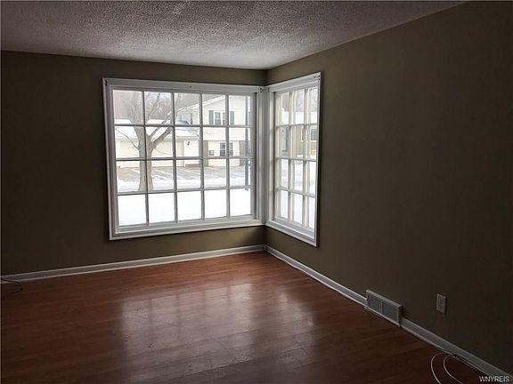 3rd image of 218 Carolina St