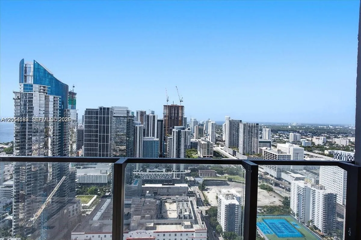 Eleven Hotel And Residence — Photo 2