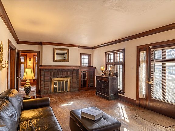 4th image of 966 E Cantrell St