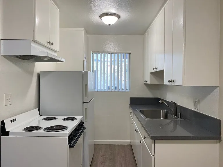 Park Granada Apartments — Photo 18