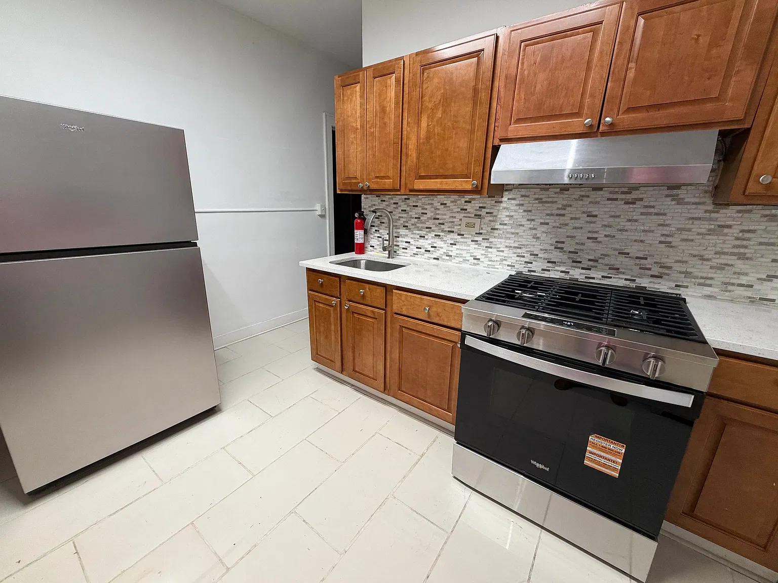 Spacious 3 Bedroom Apartment in Chicago Lawn — Photo 1