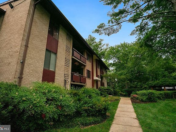 3rd image of 2850 Dover Ln APT 202