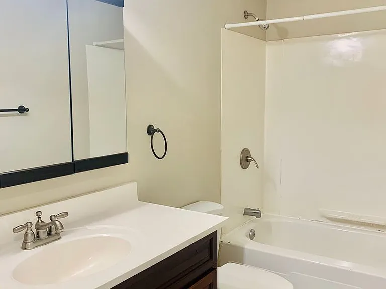 8038 Evesborough Dr — Photo 9