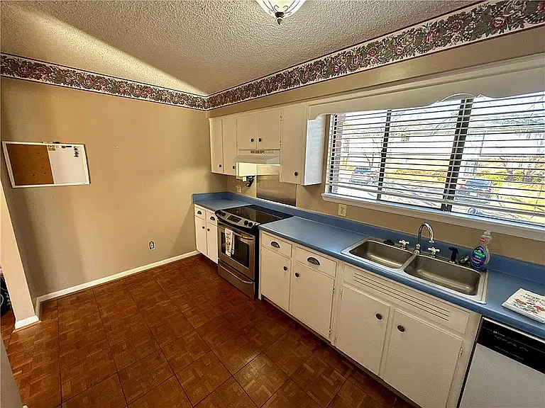 3 bed, 1610 sqft, $1,400 — Photo 3