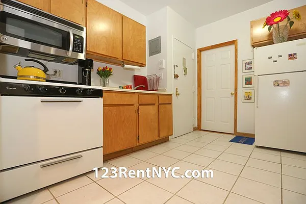 Rented by Chartwell Manhattan Realty | media 3
