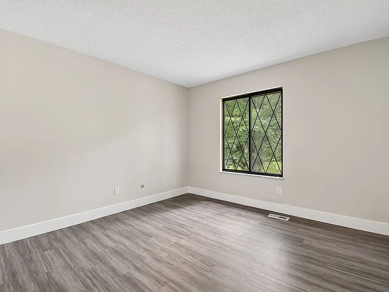 1385 Country Side Dr — Photo 12