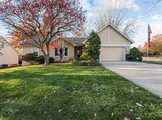 4060 SW Royale Ct, Lees Summit, MO 64082
