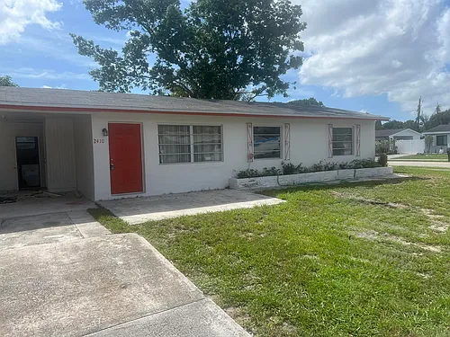 2410 SW 44th Ave Photo 1