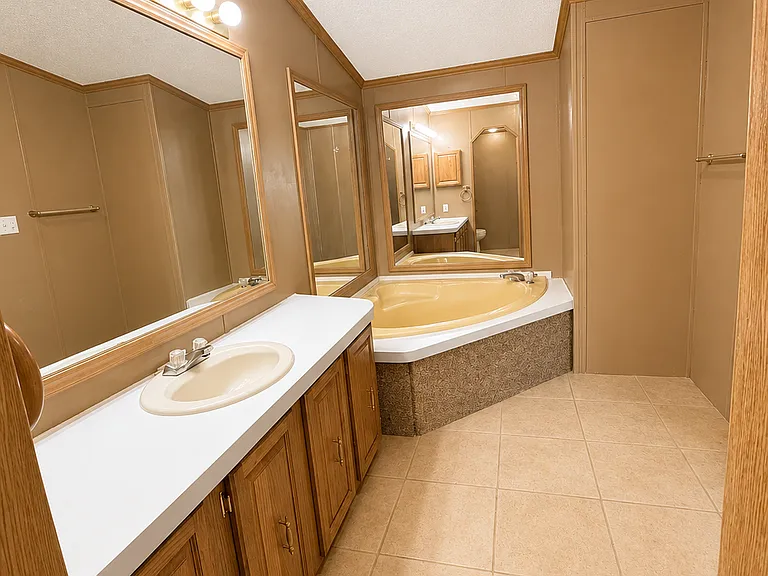 925 N Wesley St — Photo 18