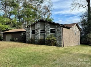 609 Pineland Rd, Hendersonville, NC 28792