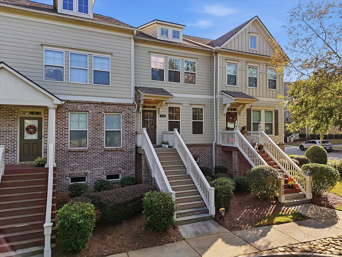 3 bed, 3.5 bath, 2260 sqft, $2,595 — Photo 2