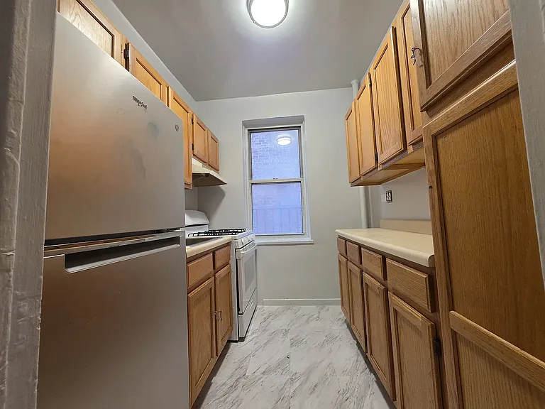 140 Van Cortlandt Ave W #4L — Photo 3