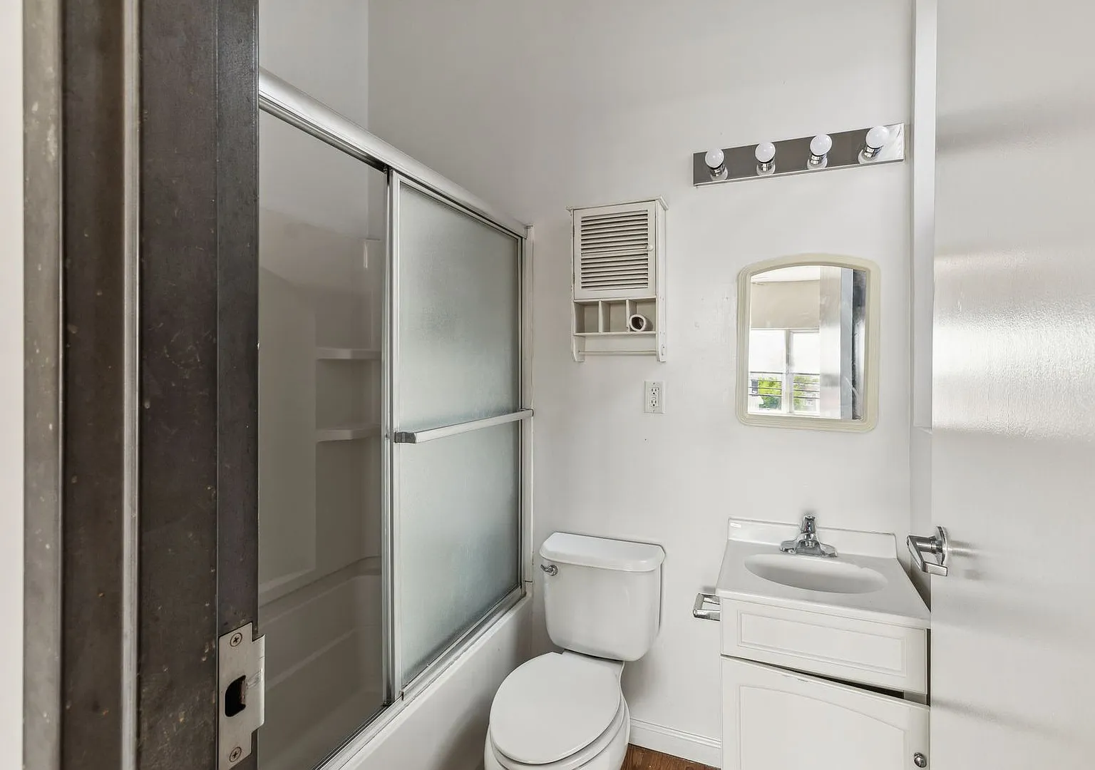 Studio, 370 sqft, $1,090 — Photo 3