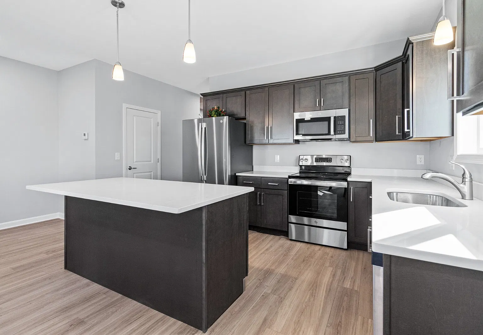 3 bed, 2000 sqft, $2,995 — Photo 4