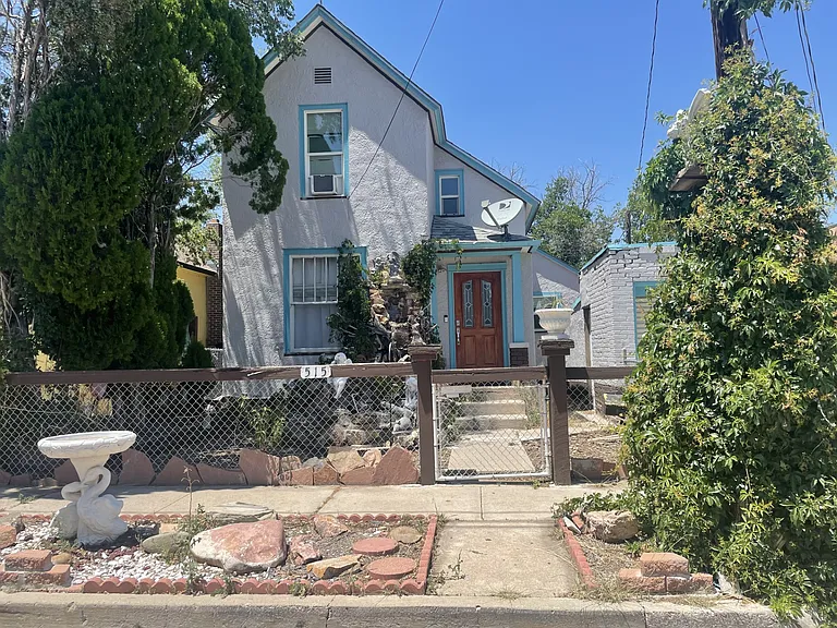 515 Bellevue Pl — Photo 1