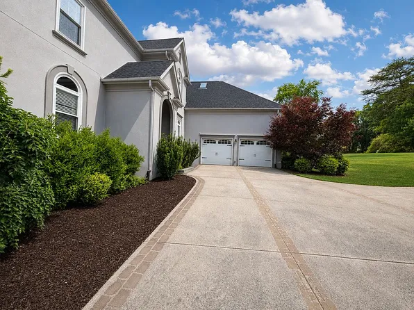 16546 Riverpointe Dr, Charlotte, NC 28278