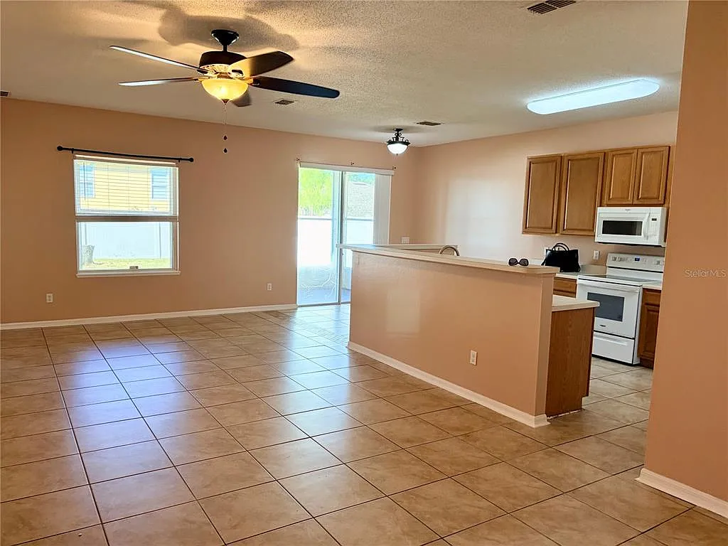 3 bed, 2.0 bath, 1564 sqft, $1,850 — Photo 2