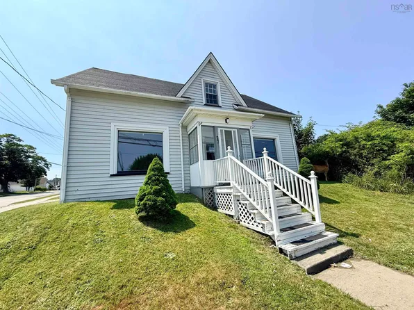 27 Starrs Rd, Yarmouth, NS B5A 2S9