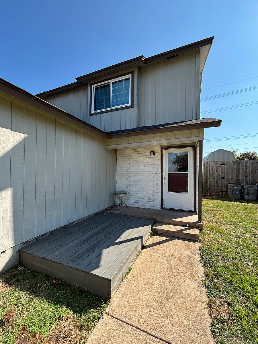 Building Photo - 1407 Warrior Ln #B