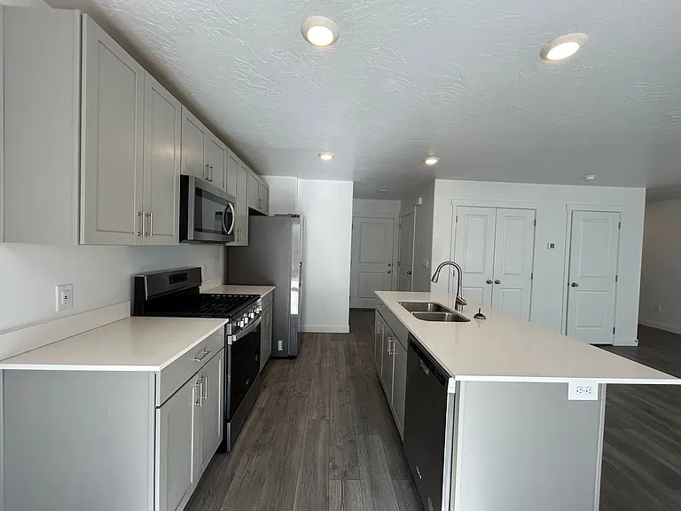 317 N 2050 W — Photo 4