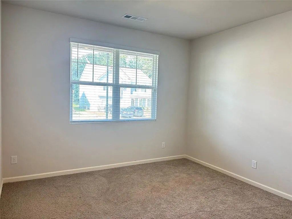 5 bed, 3.0 bath, 2835 sqft, $2,450 — Photo 3