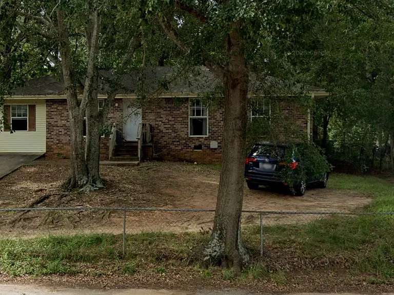 805 E Queen St — Photo 10