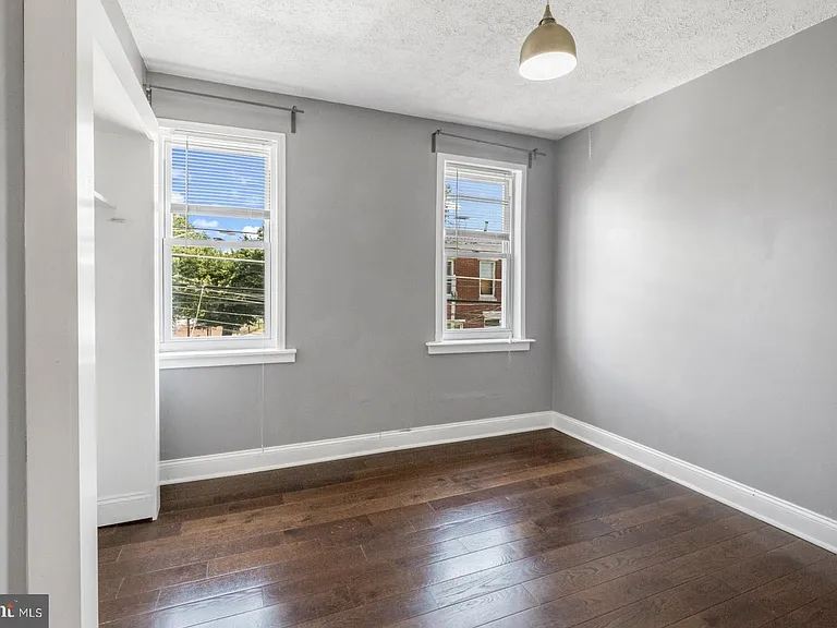 2564 Collins St — Photo 12