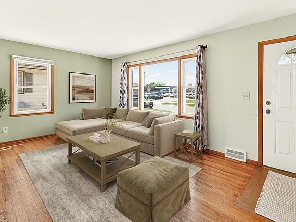 2nd image of 2031 17 1/2 St NW