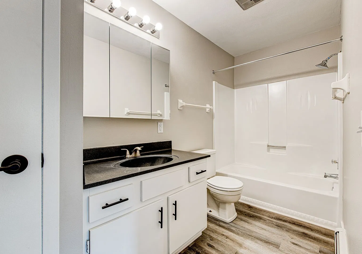 320-324 Tyrrell Ct — Photo 2
