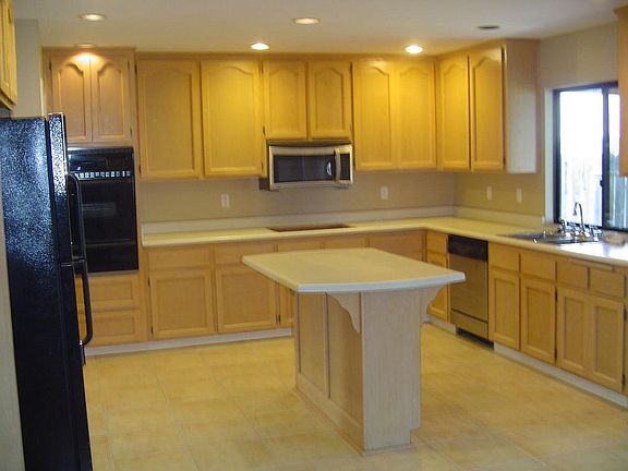 Tons of kitchen cabinets and pantry