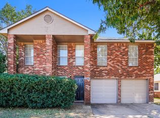 2843 Red Oak Dr, Grand Prairie, TX 75052