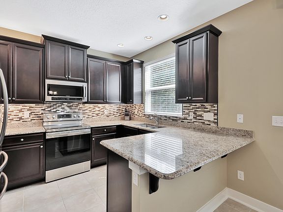 3rd image of 165 Richmond Dr