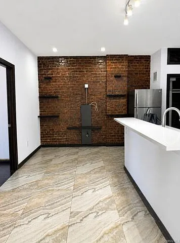 2 bed, 1.0 bath, 800 sqft, $3,000 — Photo 2