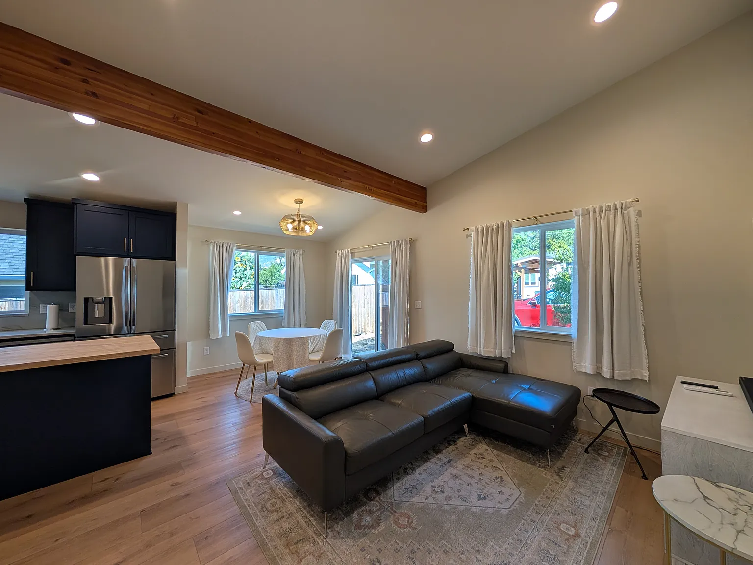 2 bed, 800 sqft, $2,500 — Photo 3