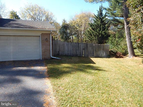 3rd image of 1911 Maplewood Cir