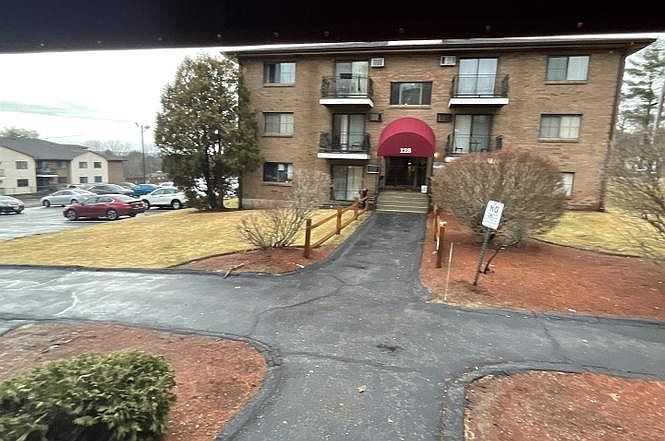 2nd image of 124 Mammoth Rd APT 12