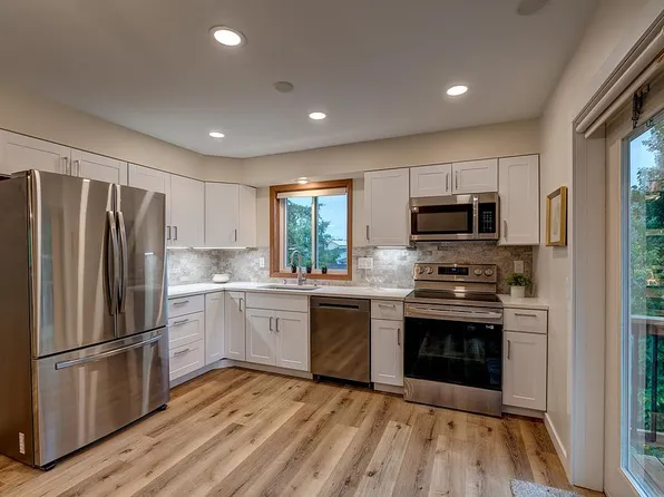 211 Parkway Dr, Mount Horeb, WI 53572