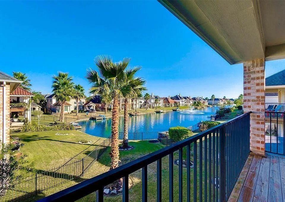 14207 Hawkesbury Ct