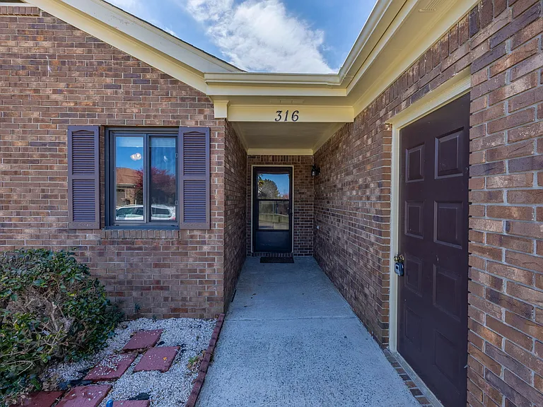 316 Patio Pl — Photo 2