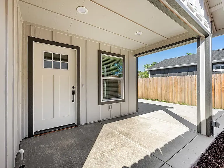 2 bed, 748 sqft, $2,300 — Photo 2