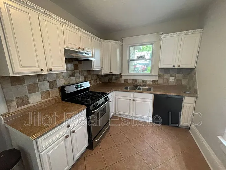 1082 Center St NW #A — Photo 2