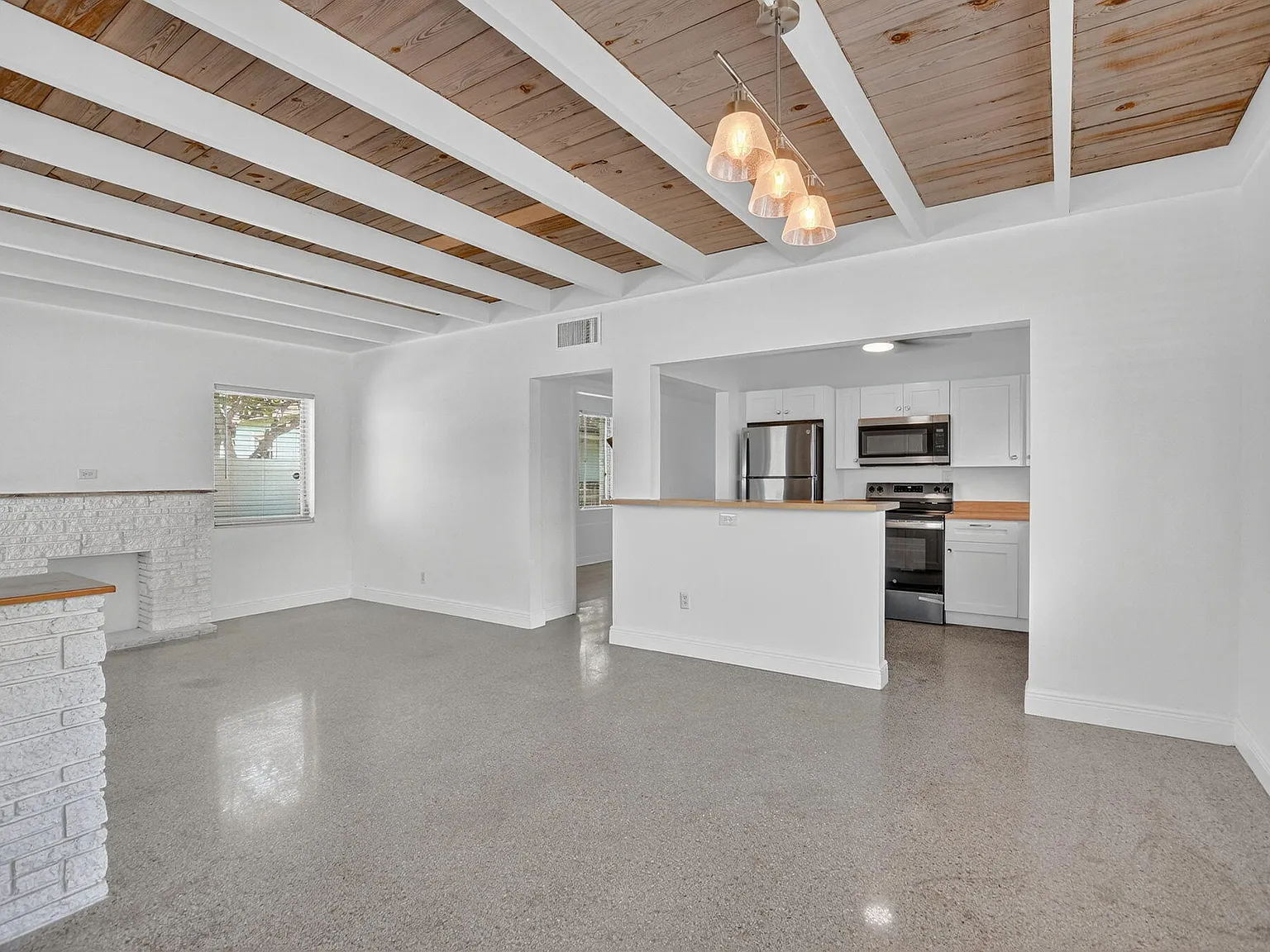 2 bed, 1.0 bath, 864 sqft, $2,400 — Photo 4