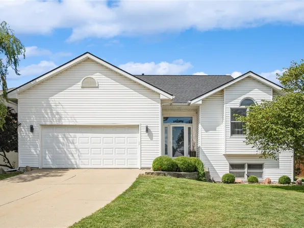 700 Ashford Dr NE, Cedar Rapids, IA 52402