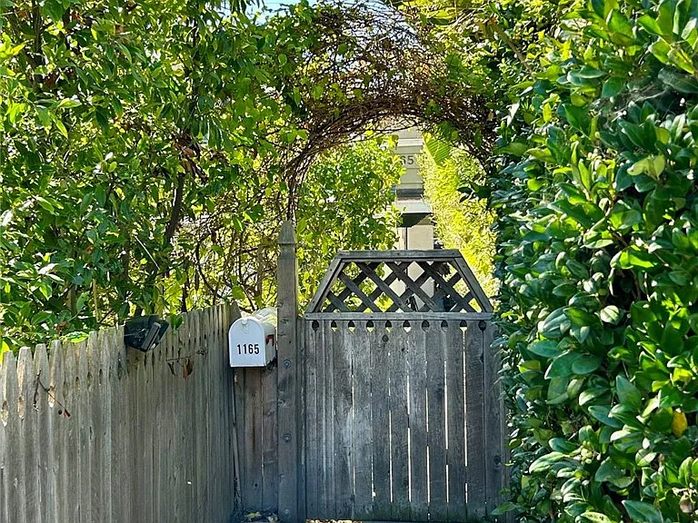 1165 Catalina — Photo 4